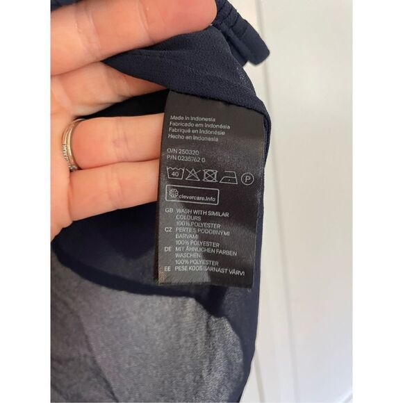 H&M navy pleat front blouse - Picture 4 of 9